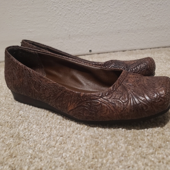 Flats - Picture 2 of 4